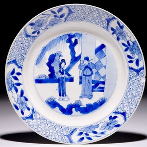 A Chinese blue and white plate with figures in the garden, Kangxi mark and of the period — 照片 1