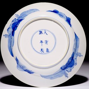 A Chinese blue and white plate with figures in the garden, Kangxi mark and of the period — 照片 2