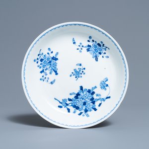 A Chinese blue and white plate with floral design, Guangxu mark and of the period — photo 1