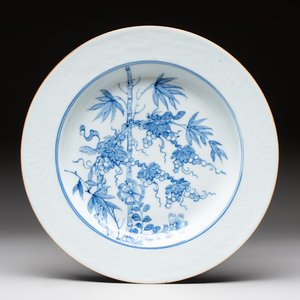A Chinese blue and white plate with floral design, Johanneum mark, ex-collection of August the Strong, Yongzheng — photo 1