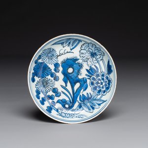 A Chinese blue and white plate with floral design, Xuande mark, Wanli — photo 1