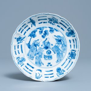 A Chinese blue and white plate with scholars admiring a scroll, Chenghua mark, Kangxi — 照片 1