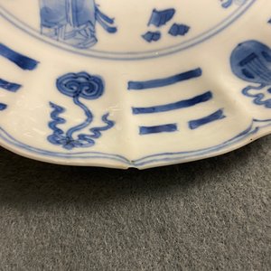 A Chinese blue and white plate with scholars admiring a scroll, Chenghua mark, Kangxi — 照片 3