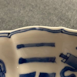A Chinese blue and white plate with scholars admiring a scroll, Chenghua mark, Kangxi — 照片 4