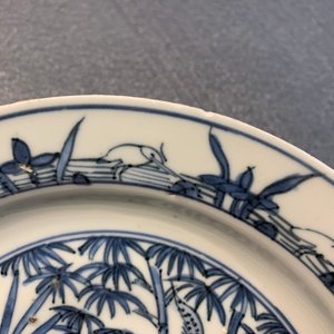 A Chinese blue and white plate with squirrels and a frog, Wanli — photo 4