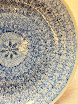 A Chinese blue and white plate with stylised floral design, Guangxu mark and of the period — foto 3