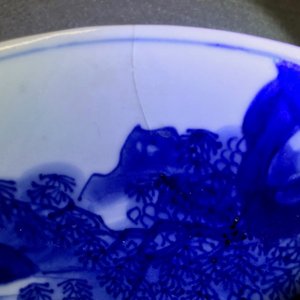 A Chinese blue and white plate with travellers in a landscape, Kangxi mark and of the period — photo 3