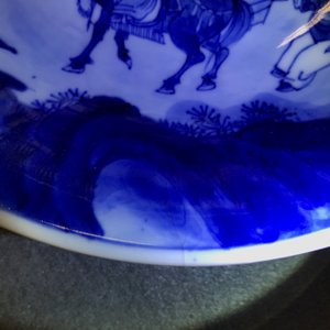 A Chinese blue and white plate with travellers in a landscape, Kangxi mark and of the period — photo 5