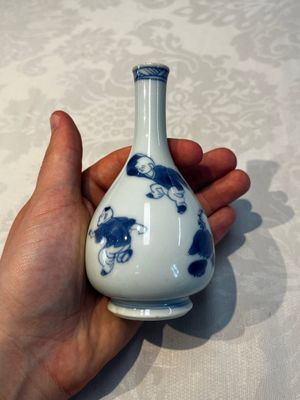 A Chinese blue and white 'Playing Boys' bottle vase, Kangxi — 照片 1