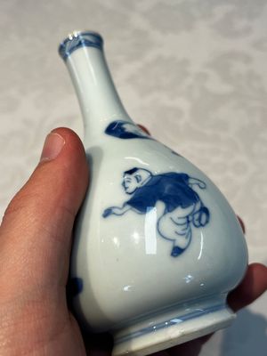 A Chinese blue and white 'Playing Boys' bottle vase, Kangxi — 照片 9