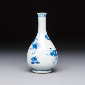 A Chinese blue and white 'Playing Boys' bottle vase, Kangxi — 照片 1