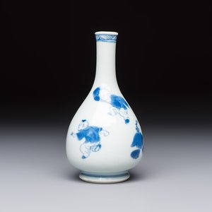 A Chinese blue and white 'Playing Boys' bottle vase, Kangxi — 照片 2