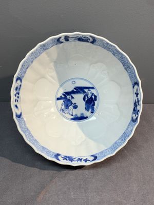 A Chinese blue and white 'playing boys' bowl, Chenghua mark, Kangxi — photo 5