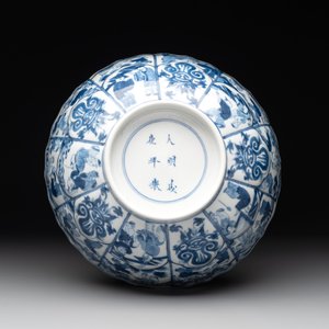 A Chinese blue and white 'playing boys' bowl, Chenghua mark, Kangxi — photo 7