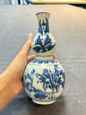 A Chinese blue and white 'playing boys' double gourd vase, Transitional period — photo 1