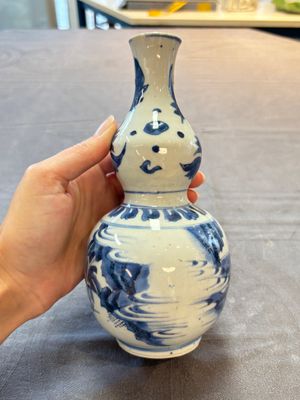 A Chinese blue and white 'playing boys' double gourd vase, Transitional period — photo 2