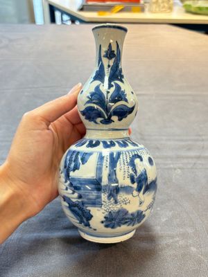 A Chinese blue and white 'playing boys' double gourd vase, Transitional period — photo 3
