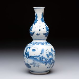 A Chinese blue and white 'playing boys' double gourd vase, Transitional period — photo 1