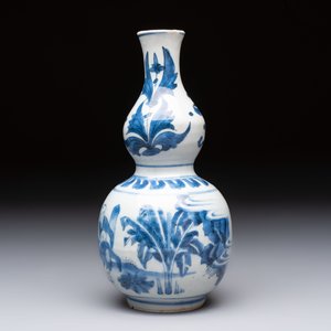 A Chinese blue and white 'playing boys' double gourd vase, Transitional period — photo 2