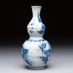A Chinese blue and white 'playing boys' double gourd vase, Transitional period — photo 3