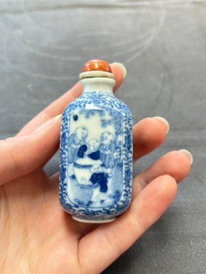 A Chinese blue and white 'playing boys' snuff bottle, Yongzheng mark, 18/19th C. — photo 1