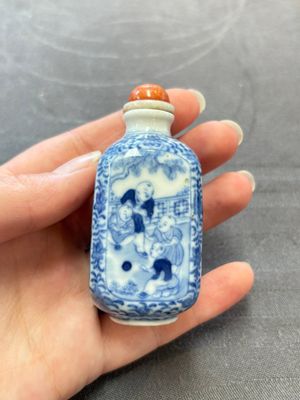 A Chinese blue and white 'playing boys' snuff bottle, Yongzheng mark, 18/19th C. — photo 2