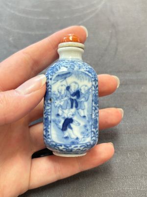 A Chinese blue and white 'playing boys' snuff bottle, Yongzheng mark, 18/19th C. — photo 3
