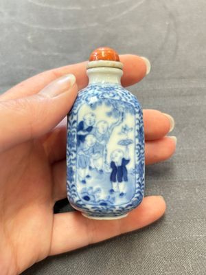 A Chinese blue and white 'playing boys' snuff bottle, Yongzheng mark, 18/19th C. — photo 4
