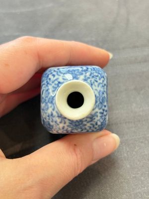 A Chinese blue and white 'playing boys' snuff bottle, Yongzheng mark, 18/19th C. — photo 5
