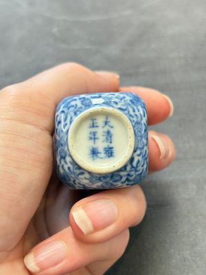 A Chinese blue and white 'playing boys' snuff bottle, Yongzheng mark, 18/19th C. — photo 6