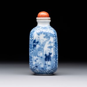 A Chinese blue and white 'playing boys' snuff bottle, Yongzheng mark, 18/19th C. — photo 1