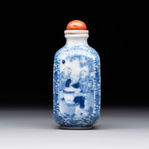 A Chinese blue and white 'playing boys' snuff bottle, Yongzheng mark, 18/19th C. — photo 2
