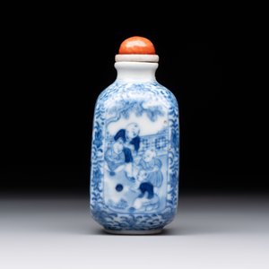 A Chinese blue and white 'playing boys' snuff bottle, Yongzheng mark, 18/19th C. — photo 3
