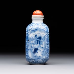 A Chinese blue and white 'playing boys' snuff bottle, Yongzheng mark, 18/19th C. — photo 4