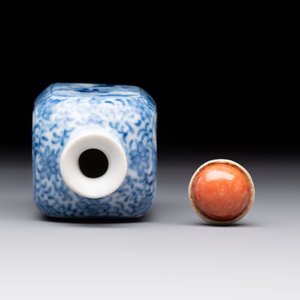 A Chinese blue and white 'playing boys' snuff bottle, Yongzheng mark, 18/19th C. — photo 5