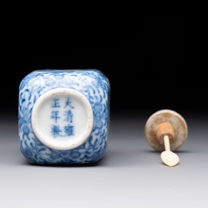 A Chinese blue and white 'playing boys' snuff bottle, Yongzheng mark, 18/19th C. — photo 6