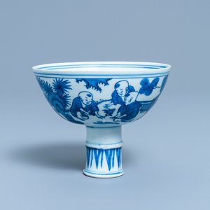 A Chinese blue and white 'playing boys' stem cup, Wanli — 照片 1