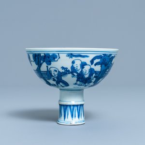 A Chinese blue and white 'playing boys' stem cup, Wanli — 照片 4