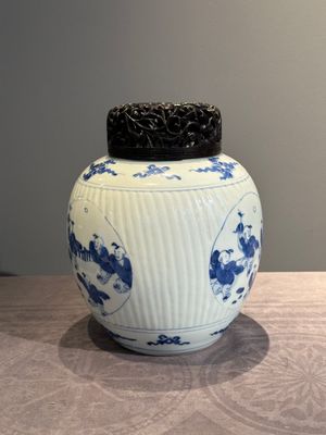 A Chinese blue and white 'playing boys' vase and wooden cover, Kangxi — photo 2