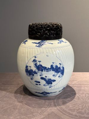 A Chinese blue and white 'playing boys' vase and wooden cover, Kangxi — photo 3