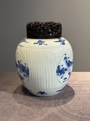 A Chinese blue and white 'playing boys' vase and wooden cover, Kangxi — photo 4