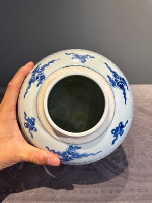 A Chinese blue and white 'playing boys' vase and wooden cover, Kangxi — photo 6