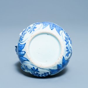 A Chinese blue and white 'pomegranate' kendi, Wanli — 照片 7