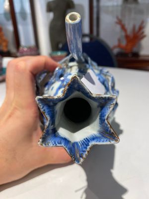 A Chinese blue and white 'pomegranate' kendi with gilt highlights, Wanli — photo 5