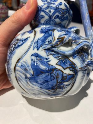 A Chinese blue and white 'pomegranate' kendi with gilt highlights, Wanli — photo 7