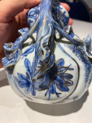 A Chinese blue and white 'pomegranate' kendi with gilt highlights, Wanli — photo 9