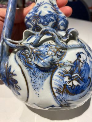 A Chinese blue and white 'pomegranate' kendi with gilt highlights, Wanli — photo 10