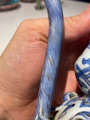 A Chinese blue and white 'pomegranate' kendi with gilt highlights, Wanli — photo 15