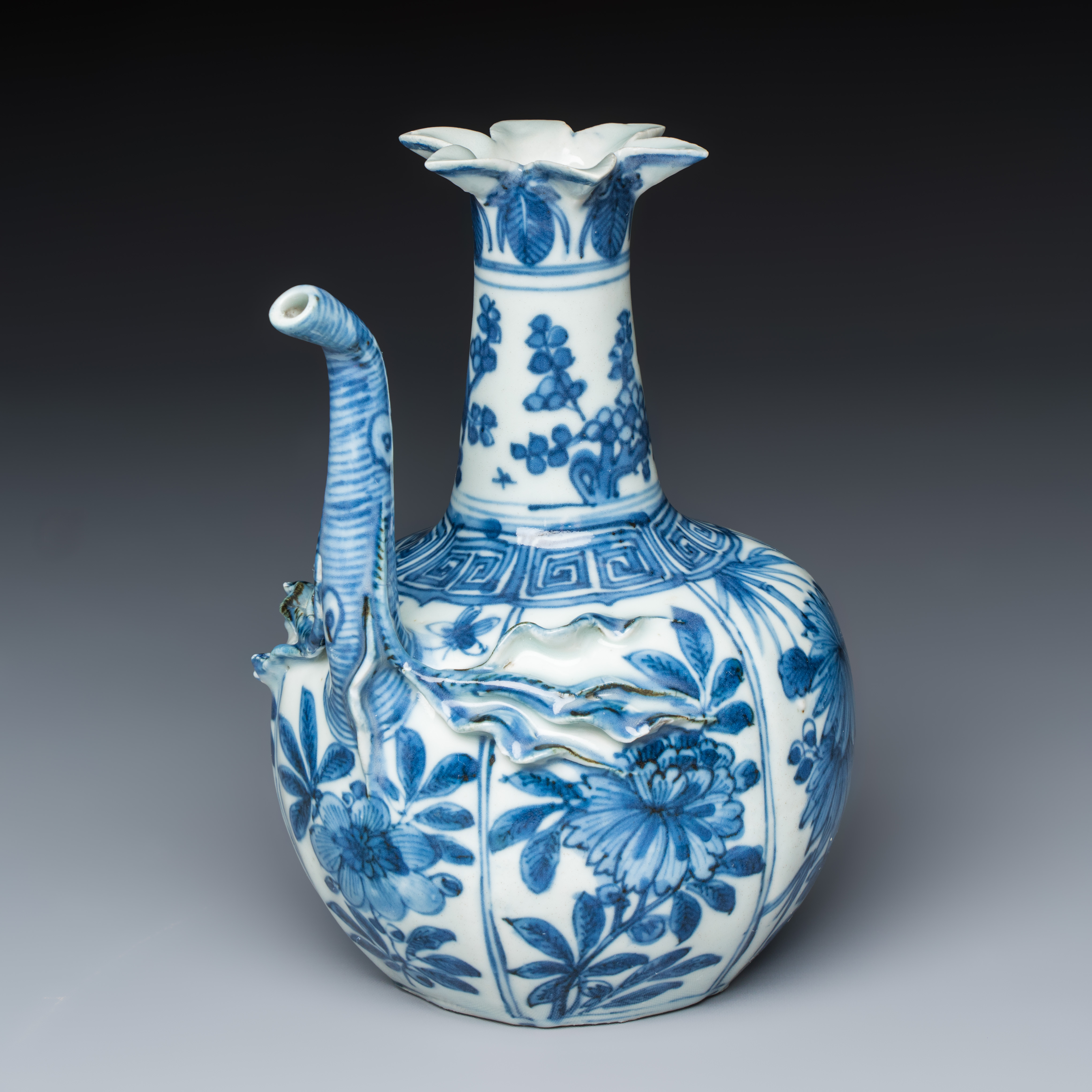 A Chinese blue and white pomegranate-shaped ewer — photo 1