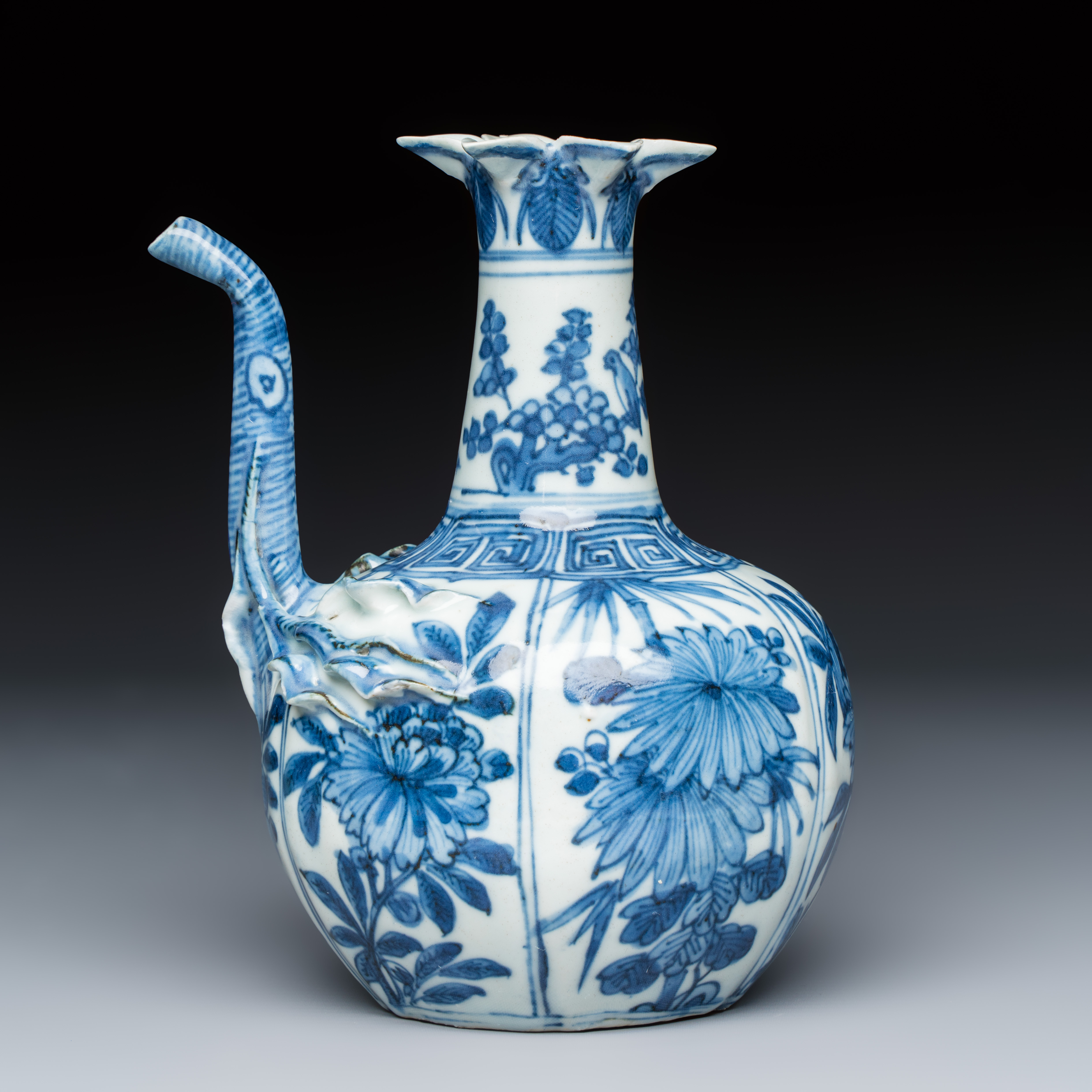 A Chinese blue and white pomegranate-shaped ewer — photo 2